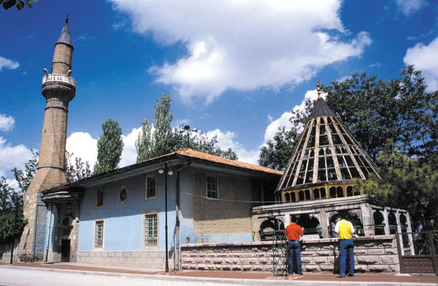 Sadreddin Konevi Camii ve Türbesi