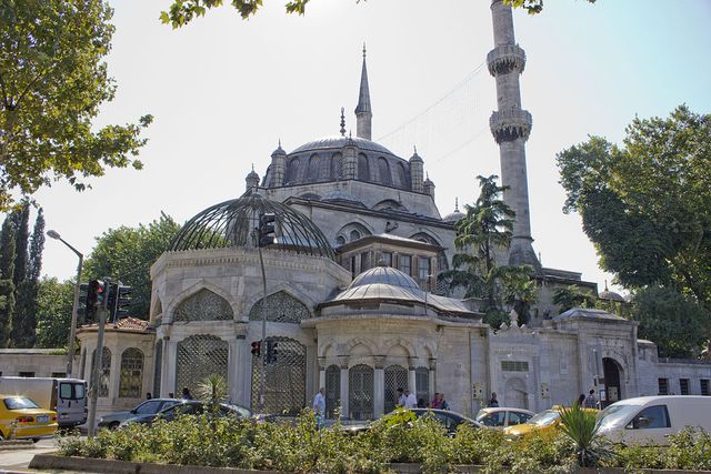 Adım adım dünyevilikten uzaklaştıran bir cami