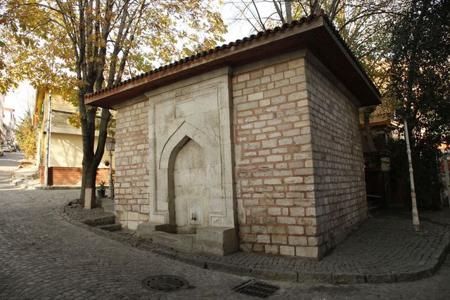 Koca bir tarih gözümüzün önünde yitip gidiyor