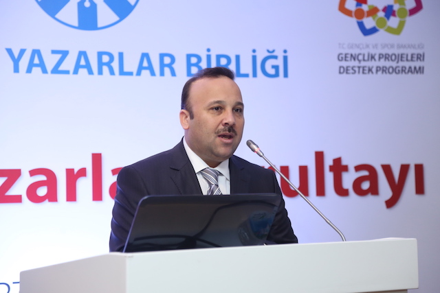 "Genç Yazarların Kimlik Oluşumu Çok Önemli"