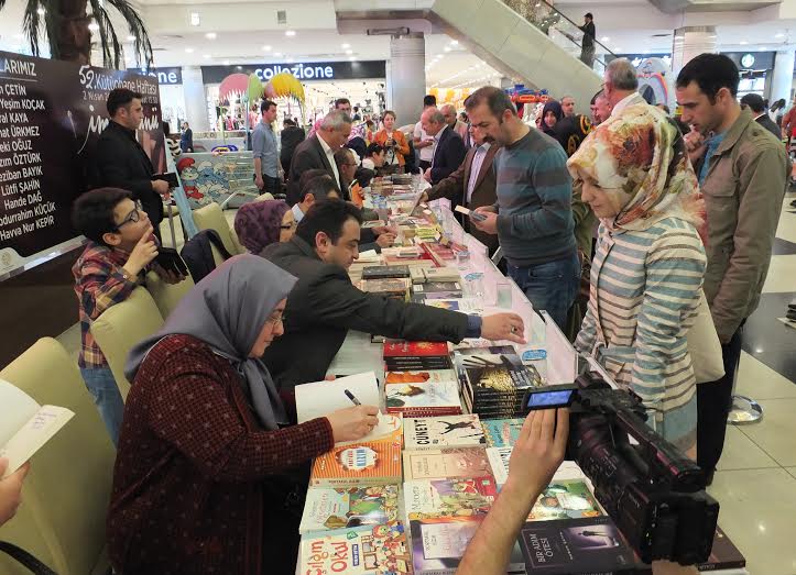 Konyalı Yazarlar Kitaplarını İmzaladı