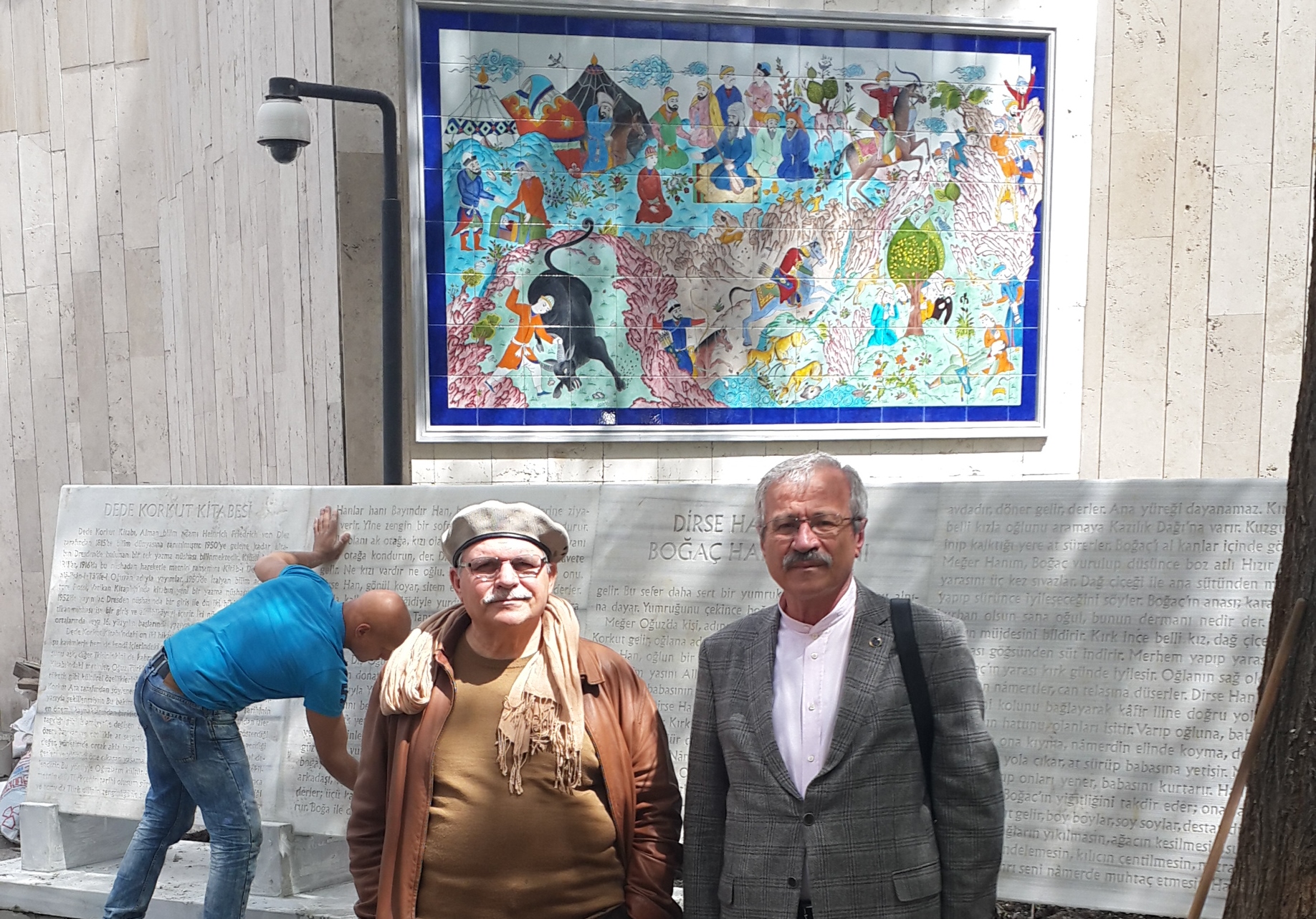 Milli Eğitim Bakanlığı önünde Dede Korkut Anıtı