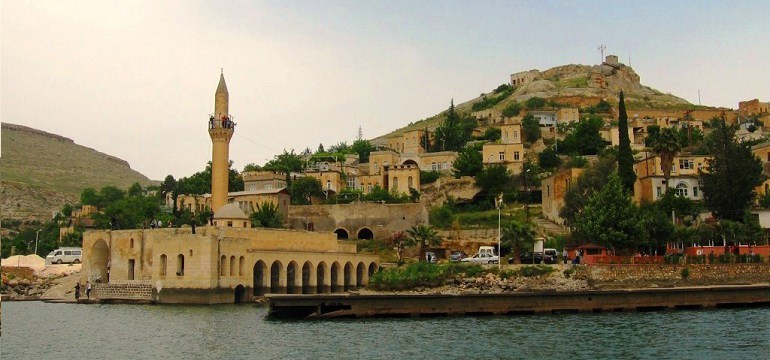 Keşke Lahmacunla, İnşaatla, Otobüsle Uğraşmak Yerine Hep Türkü Söyleseydi