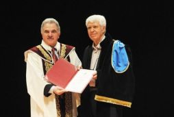 Usta yazara fahri doktora