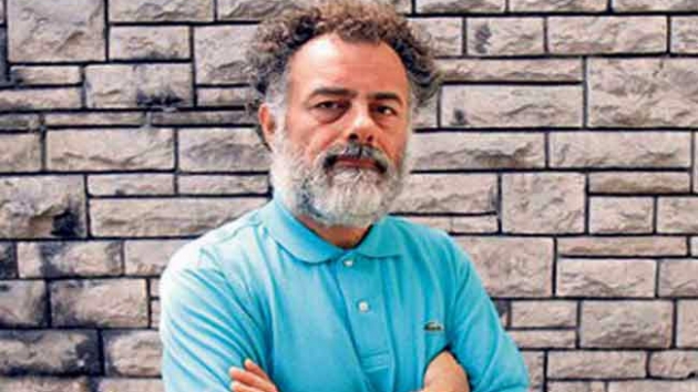 İhsan Deniz şiirini anlatıyor