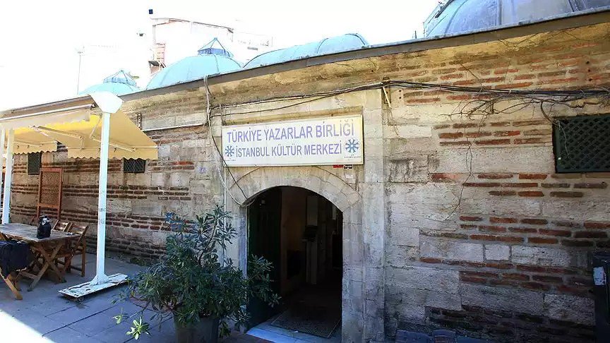 Esnaf Kızlarağası Medresesi'ni işgal ediyor