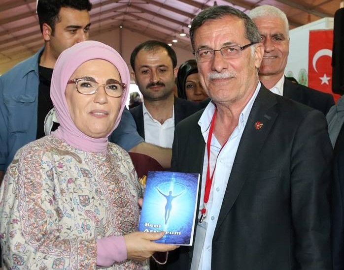 Siirt temsilcisi İçin son kitabını Emine Erdoğan’a hediye etti