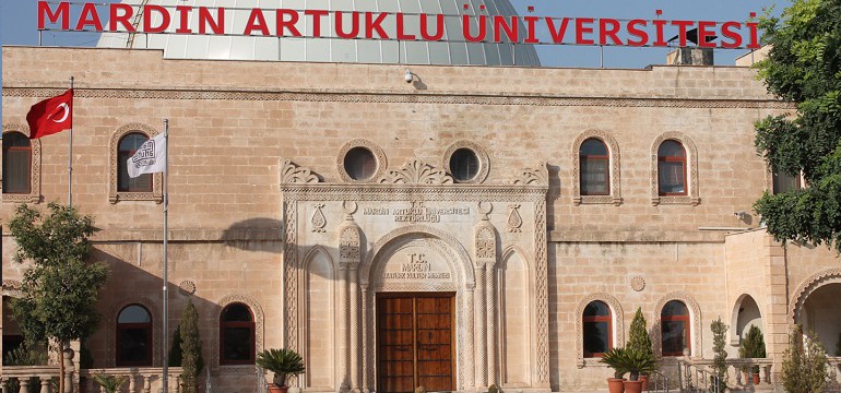 Mardin Artuklu Üniversitesi’nde Türkçe, İngilizce, Arapça, Kürtçe, Süryanice ve Farsça Kitaplar