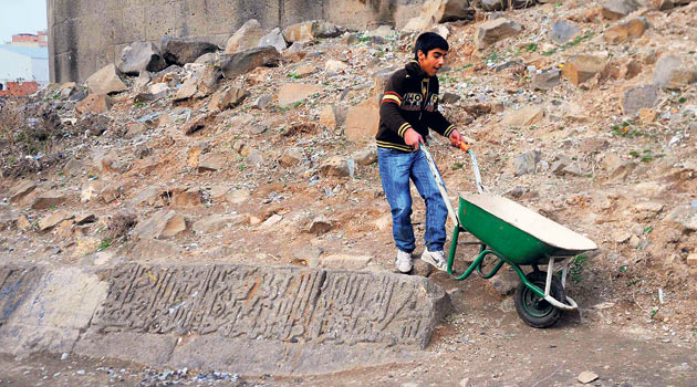 Tarihî kitabe ayaklar altında