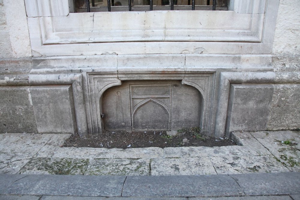 İstanbul’un Tarihi Yok Olurken Lâle Halısı Yapıp Sergiliyoruz