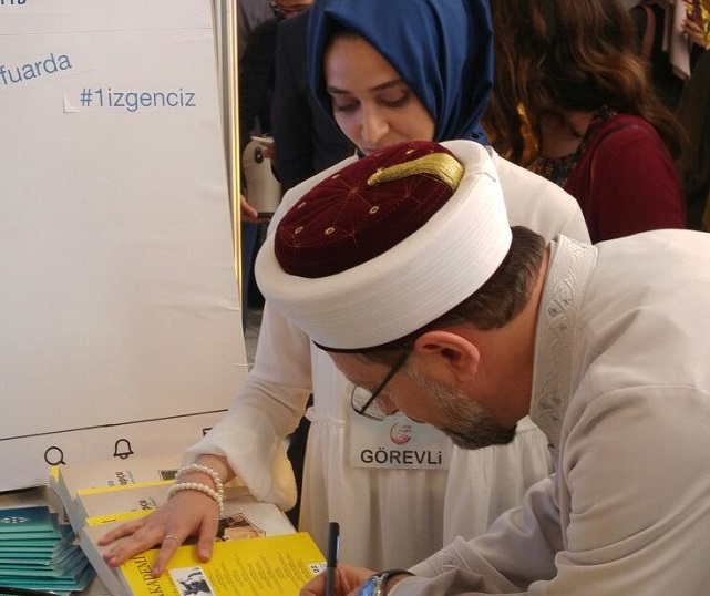 Diyanet İşleri Başkanı Erbaş, Genç TYB standını ziyaret etti