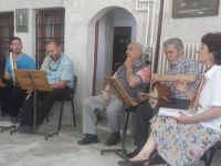 Güçlü bir musiki damarı var Ömürlü ailesinde