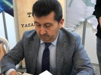 TYB Başkanı Arıcan, Ankara Kitap Fuarı'nda eserlerini imzaladı