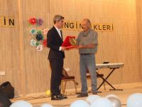 Yazar Remzi Kokargül bir yıllık kitap gelirini öğrencilere bağışladı