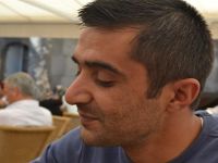 Şiirin o paslı kapısını açmaya çalışır eleştirmen