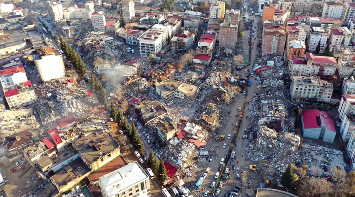 10-ili-etkileyen-deprem-ikinci-gununde-yikim-fotograflara-yansidi-1123348-5-001.jpg