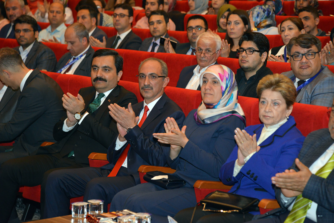 26.04.2018-kirsehir-belediyesi-ve-ahi-evran-universitesi--turkiye-yazarlar-birligi-ile-ortaklasa-duzenlenen-erol-gungor-sempozyumu-acilis-programi-(11).jpg