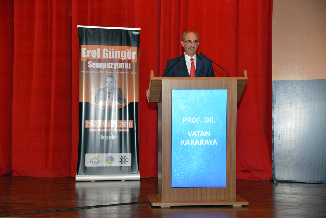 26.04.2018-kirsehir-belediyesi-ve-ahi-evran-universitesi--turkiye-yazarlar-birligi-ile-ortaklasa-duzenlenen-erol-gungor-sempozyumu-acilis-programi-(12).jpg