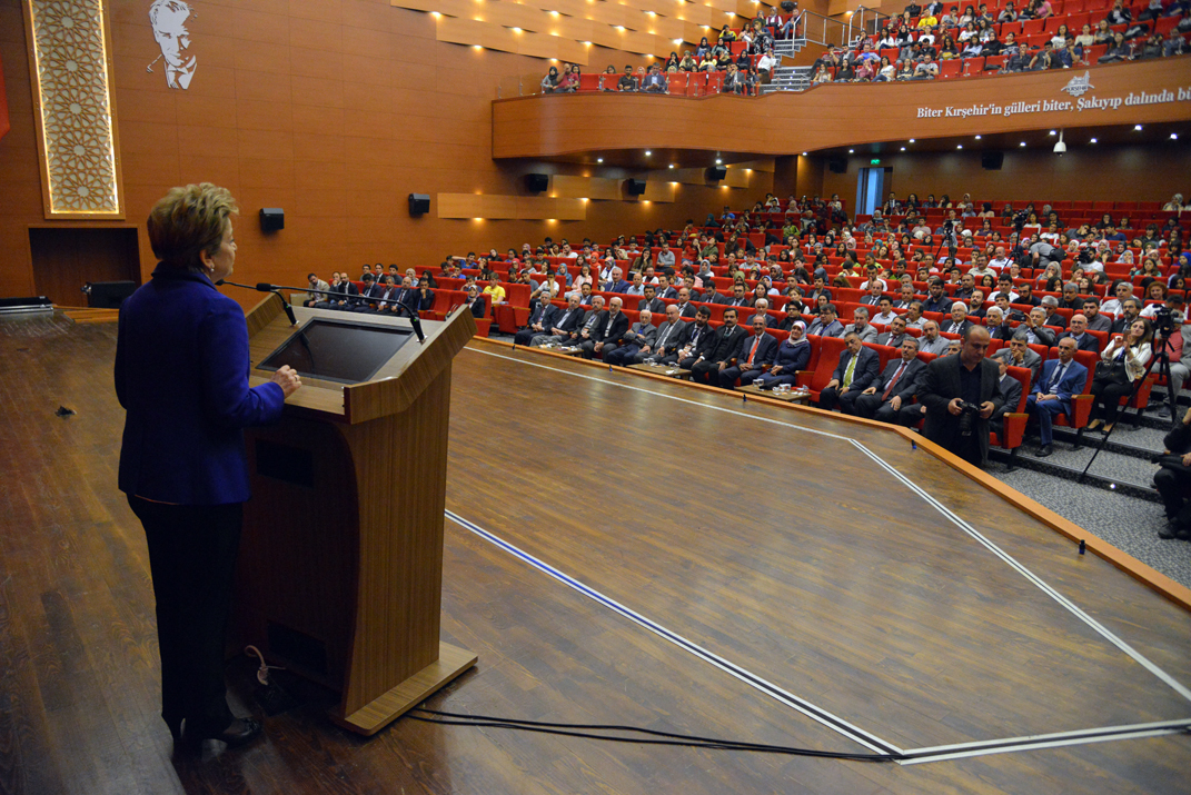 26.04.2018-kirsehir-belediyesi-ve-ahi-evran-universitesi--turkiye-yazarlar-birligi-ile-ortaklasa-duzenlenen-erol-gungor-sempozyumu-acilis-programi-(25).jpg