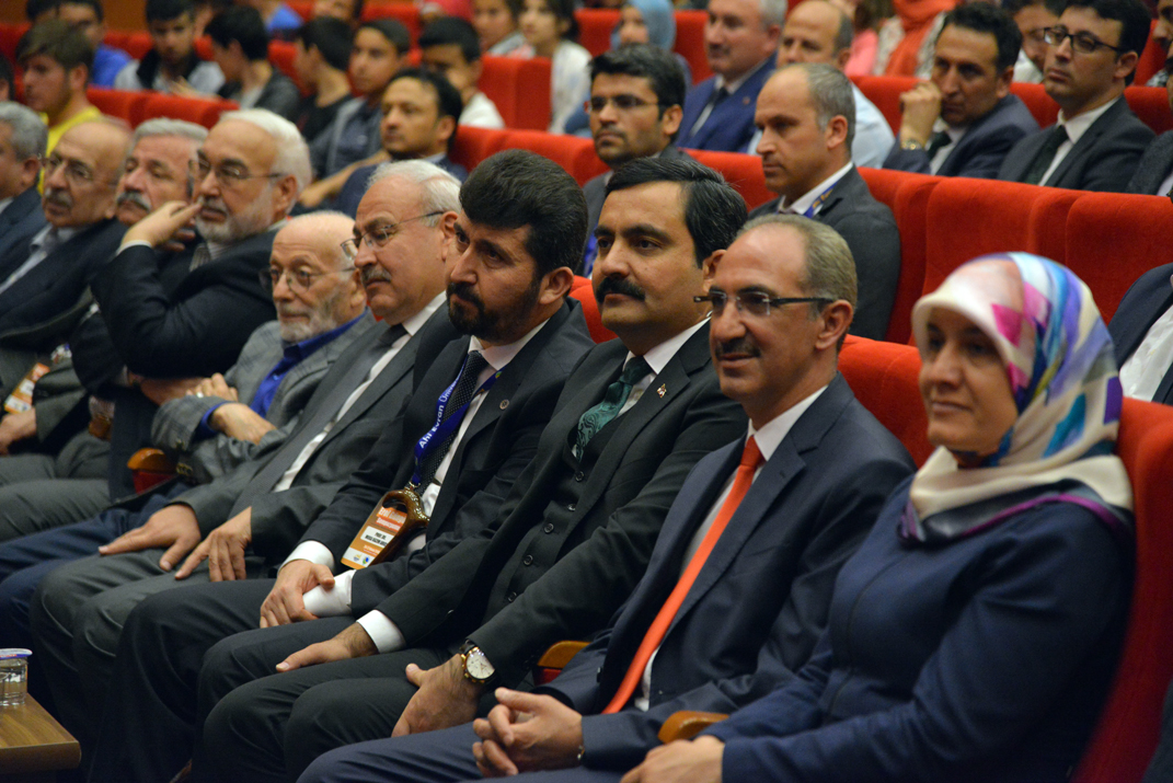 26.04.2018-kirsehir-belediyesi-ve-ahi-evran-universitesi--turkiye-yazarlar-birligi-ile-ortaklasa-duzenlenen-erol-gungor-sempozyumu-acilis-programi-(26).jpg