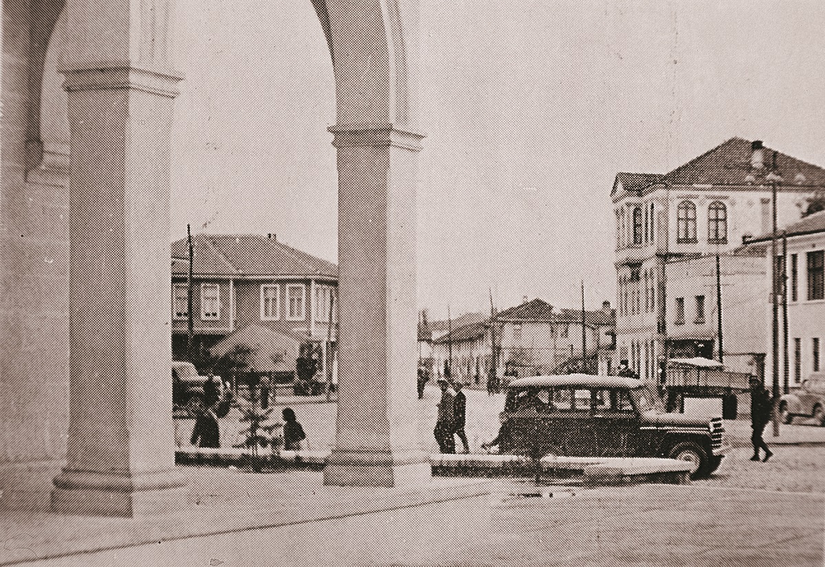 2c.izmit-caddesi---1953---foto-othmar---ada-karyesinden-sakarya-vilayetine-kitabindan-alinmistir.jpg