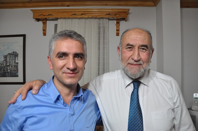 4.bilecik-muftusu-prof-dr-engin-yilmaz-ve-emekli-muezzin-hasan-colak-yalaza-finalinde-26-ekim-2011.jpg 4.bilecik-muftusu-prof-dr-engin-yilmaz-ve-emekli-muezzin-hasan-colak-yalaza-finalinde-26-ekim-2011.jpg