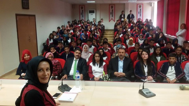 5-turkan-akgul-ayyildiz-mezun-oldugu-malatya-lisesinde-konferansta-8.4.2016-(800x450).jpg