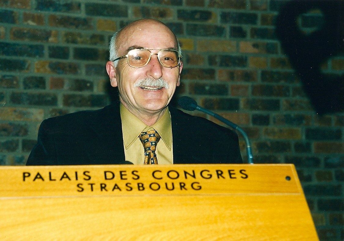 ali-ugur,-(strazburg-turkcenin-uluslararasi-siir-soleni,-2003).jpg