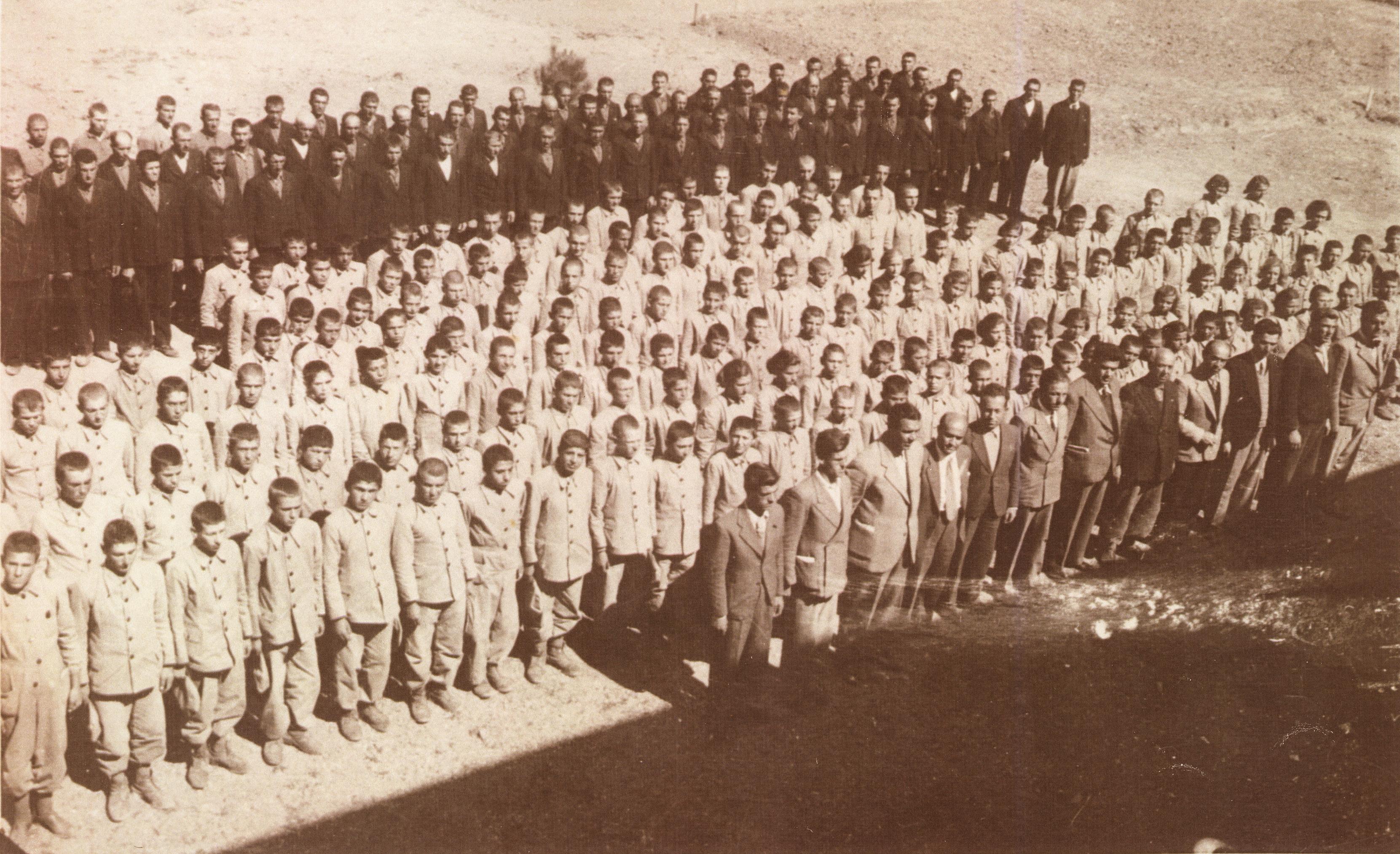 arifiye-koy-enstitusu-ogrencileri-1943-atilla-oral-arsivi.jpg
