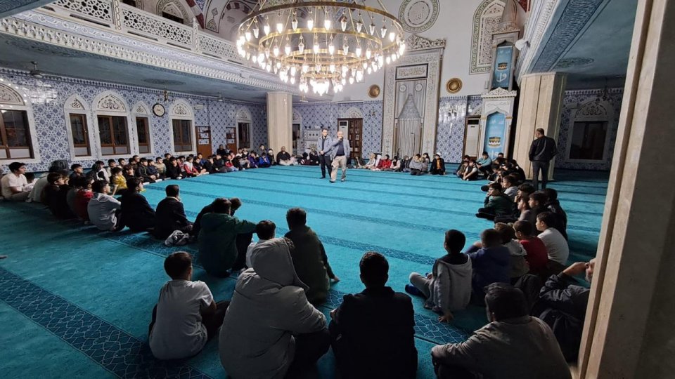 bir-cami-bir-imam-ve-cemaat-1977.jpg bir-cami-bir-imam-ve-cemaat-1977.jpg