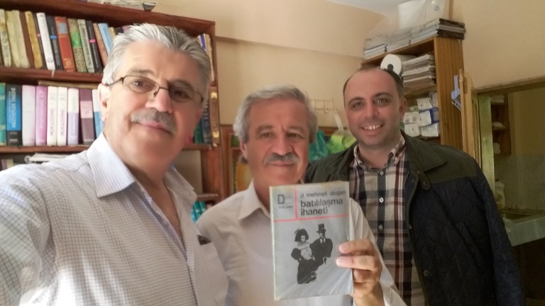dursun-ali-tokel-hoca-ile-giresunun-ucra-bir-koyunun-koy-odasi-kutuphanesinde-batililasma-ihanetinin-ilk-baskisi-(1975)-ile-karsilasmamizin-resmidir..jpg