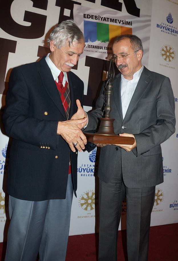 dursun-gurlek-odul-alirken.jpg dursun-gurlek-odul-alirken.jpg