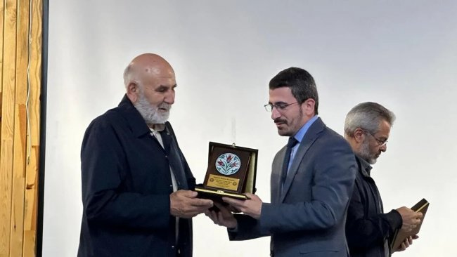 halil-ibrahim-ozdemir-degerler-uzerine-soylesi-plaketi.jpg