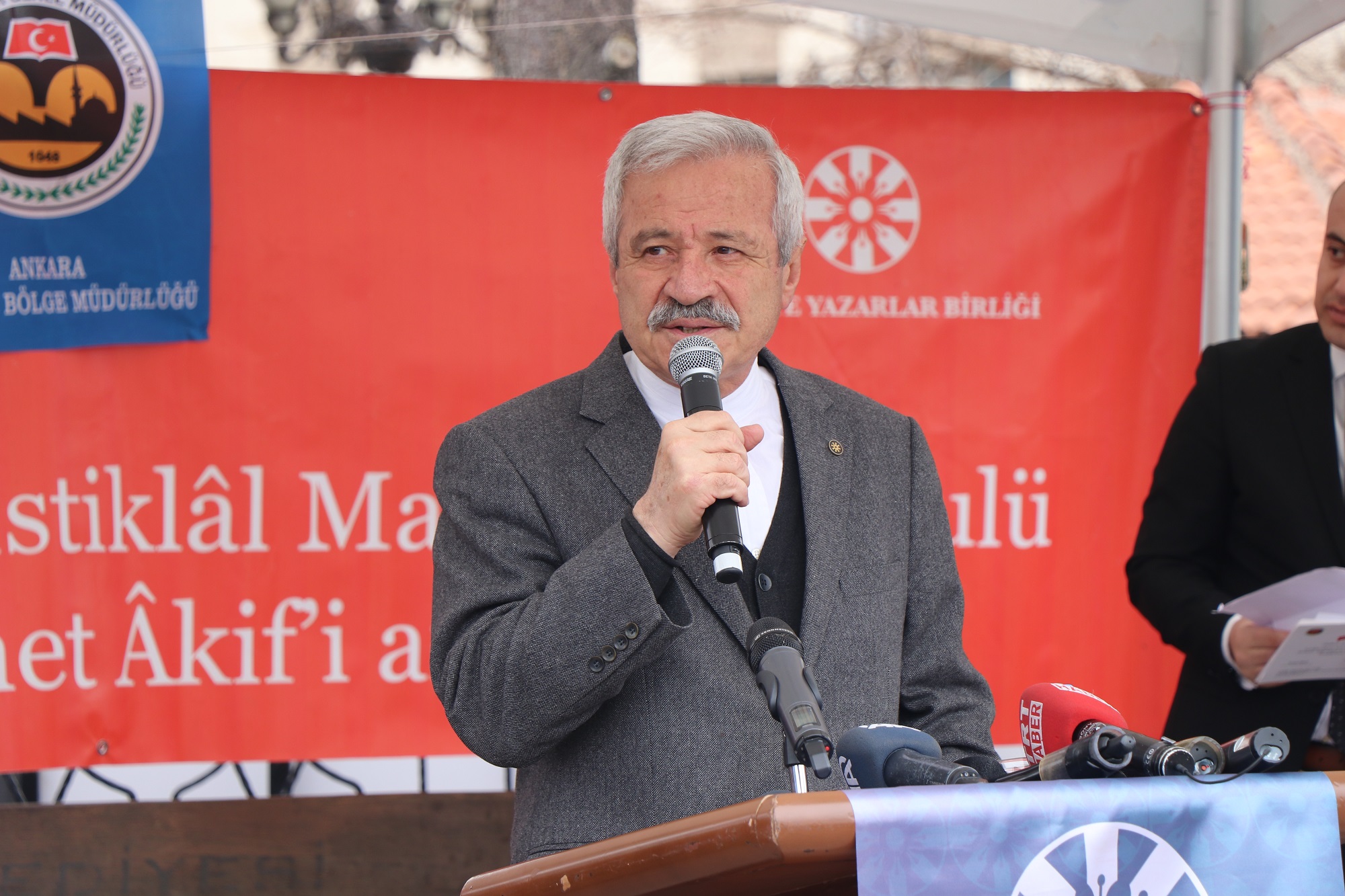 Mehmet Âkif Ersoy Araştırmaları Merkezi Başkanı D. Mehmet Doğan img_1501-001.jpg