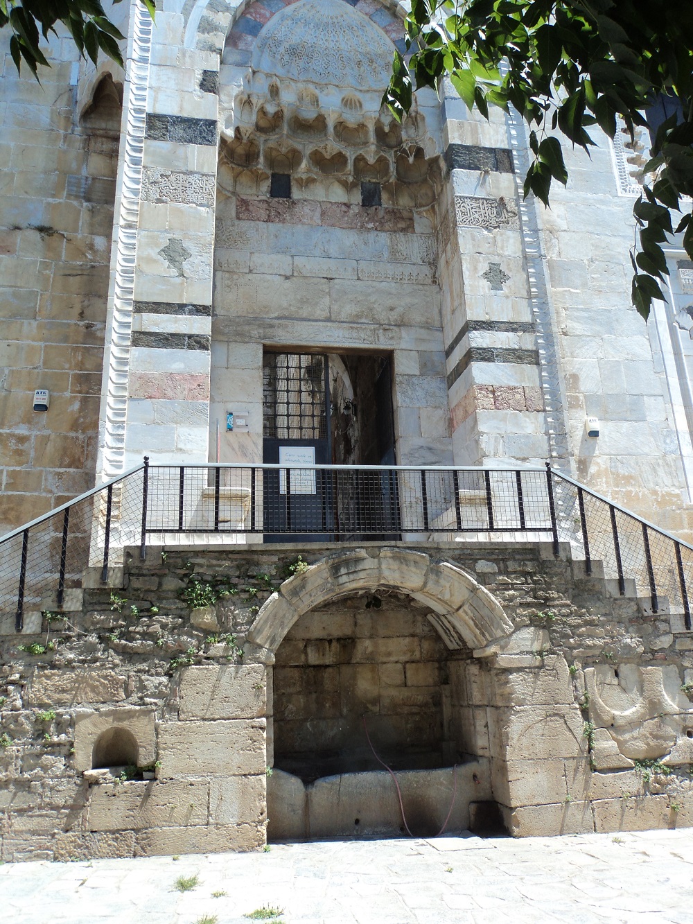 isa-bey-camii,-bati-kapisi.jpg isa-bey-camii,-bati-kapisi.jpg