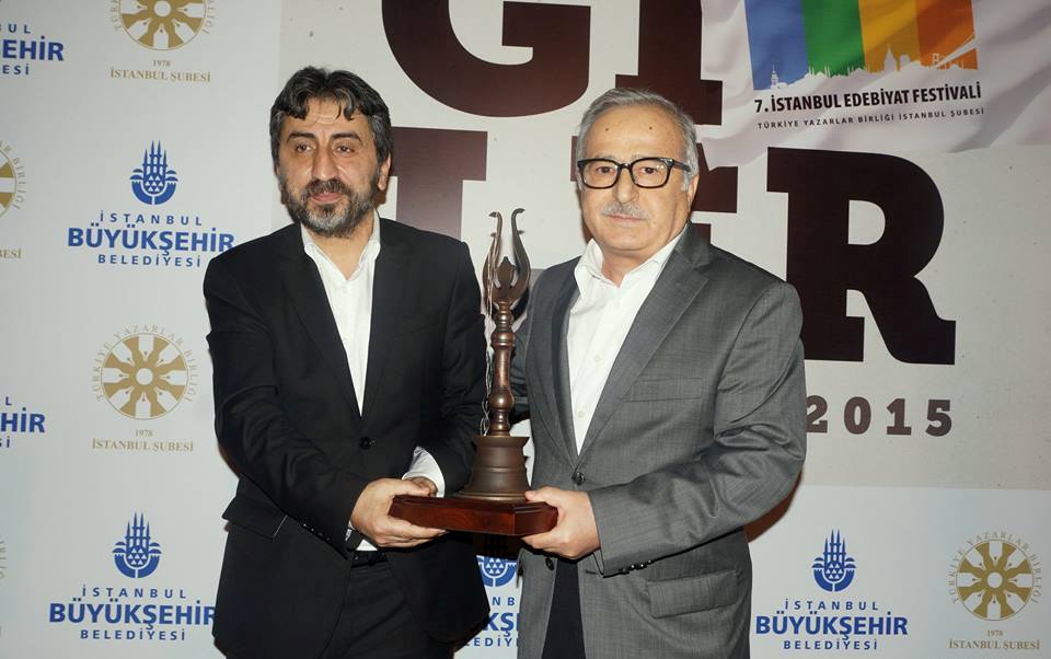 mustafa-ruhi-sirin-odul-alirken.jpg mustafa-ruhi-sirin-odul-alirken.jpg