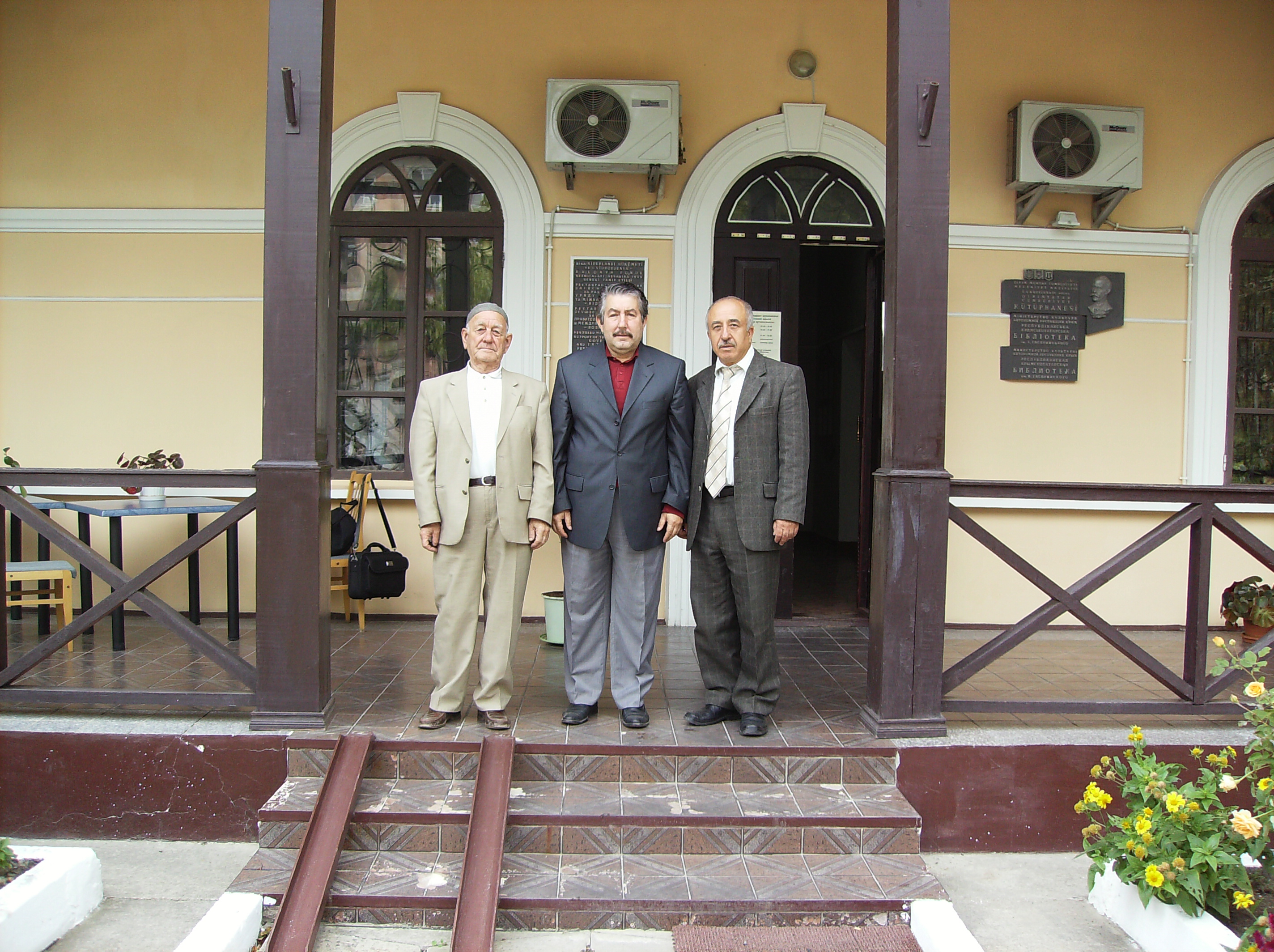 riza-fazil-aga-ile-birlikte-kirim-tatar-yazarlar-birligi--onu-2011.jpg riza-fazil-aga-ile-birlikte-kirim-tatar-yazarlar-birligi--onu-2011.jpg