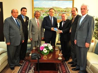 tyb-vali-altiparmaka-kitap-hediye-etti-okumaya-dikkat-3ly