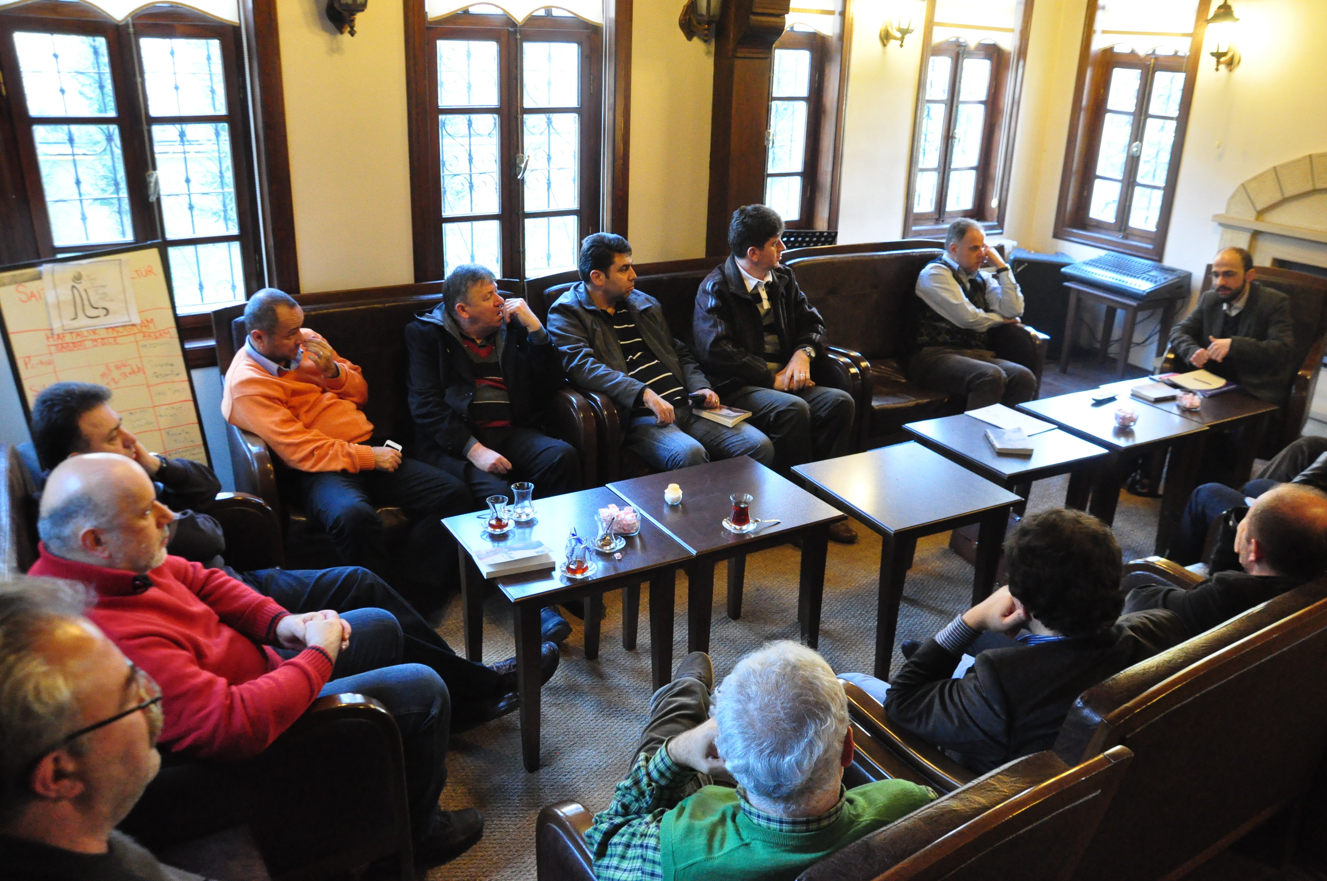 yazar-ismail-keskin-ada-fikir-kulubunde-soyleside-10.12.2011.jpg
